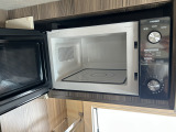 クルマ旅にとても便利な電子レンジもインストール!