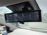 【デジタルインナーミラー装備】リバースギアにシフトチェンジした際は全方位カメラとして車両周辺の確認がとれるとても便利な機能が備わっています!