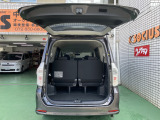 広々トランクでレジャーにも最適!三列目は跳ね上げ収納が可能ですのでとても広々使えます!遠出などの際、たくさん荷物も積めて大活躍です!!是非この機会にお問い合わせください!!