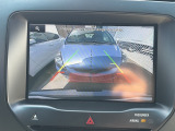 【バックカメラ】今や無くてはならない、必須装備のバックカメラ付き。バック時の車両後方の死角をモニター上に映し出すので、駐車が苦手な方や見通しの悪い場所でも安心して駐車することができます!!