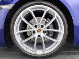 ポルシェ純正の20インチ・718スパイダーアルミホイールは追加オプションでシルバー塗装を施しています。タイヤも8分以上残っており当面の間安心して走行可能です。