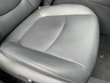 運転席シートアップ☆合成皮革シートとなっております!