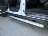 電動サイドステップ!助手席ドアと助手席側スライドドアの開閉と連動して作動します!