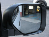 後側方車両検知警報システム!死角になりやすい斜め後方からの接近車両を検知し、ドアミラーインジケーターの点灯で告知!!