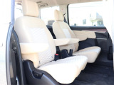 7人乗りだからサードシートへの乗り降り楽々♪広々空間!!!