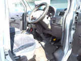 足元ゆったりした明るく広々とした室内です。運転も楽で助手席の方も快適装備の広い軽ワゴン車です。業者クリーニング済みの綺麗な室内ですから快適にお使い頂けます。09046440671迄お気軽にお問い合わせください