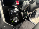 オートエアコン車です。快適な温度を設定するだけの季節を問わない便利装備です。