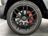 純正オプションのエディション専用22インチ・鍛造7ツインクロススポークアルミホイールを装着。タイヤは7分山以上残っておりますが、納車前に新品タイヤへの交換も別途承りますので、お気軽にお問合せください。