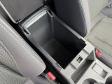 【センターコンソールボックス オープン時】センターコンソールの下は、収納としても優れた役割を果たしてくれます。運転に必要なものを入れておき、さっと取り出すこともできます。