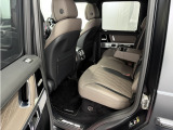 使用感の無いコンディションの後部席は3人掛けが可能です。後席用の温度調整機能付エアコンや、左右独立シートヒーターなども備わっておりますので、快適なドライブをお楽しみ頂けます。