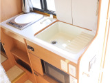 内外装の状態につきましては中古車となりますので経年劣化等による年式相応の使用感はありますが、年式と走行距離から鑑みましても良い状態を保っております。