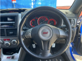 純正ステアリングを装備しております。多少のスレなどはございますが目立つような大きな痛みはありません。まだまだお使い頂けるステアリングになっております。