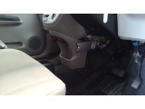 運転席足元にETCがついております。お買い上げ後に名義変更とともに再セットアップします。