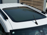 人気装備のガラスルーフ搭載!シェードの開閉動作スムーズです!