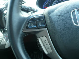 ステアリングスイッチ(左)手元でインターナビ操作ができます!又、運転中でも電話がとれるハンズフリー通話スイッチもついてます