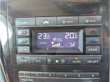 エアコンはフルオートタイプ。温度を設定すれば風量や風向を自動で調整してくれて便利です。液晶表示で操作画面も見やすくなってます。しかも左右独立しての温度調整も出来て快適な空調でのドライブが可能です。