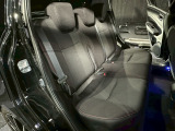 【セカンドシート】 セカンドシートは大人二人が乗っても十分なスペースが確保されております。