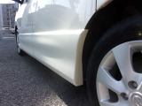 ボディ同色サイドシル。