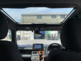 後席からの景色はガラスルーフもあって解放的です!