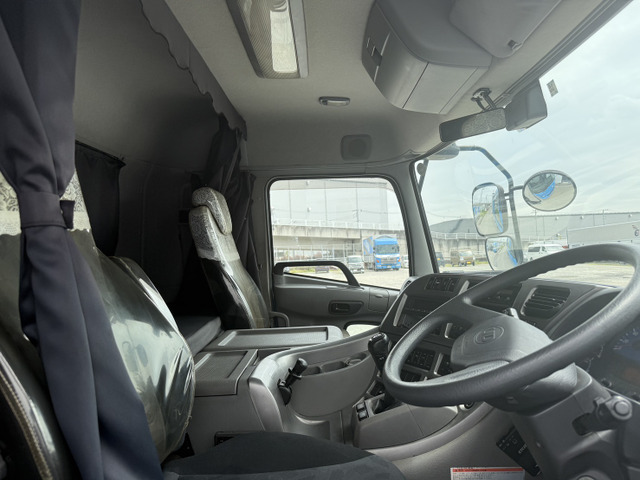 UDトラックス クオン ステンレスボディ・予備車検付 の中古車詳細