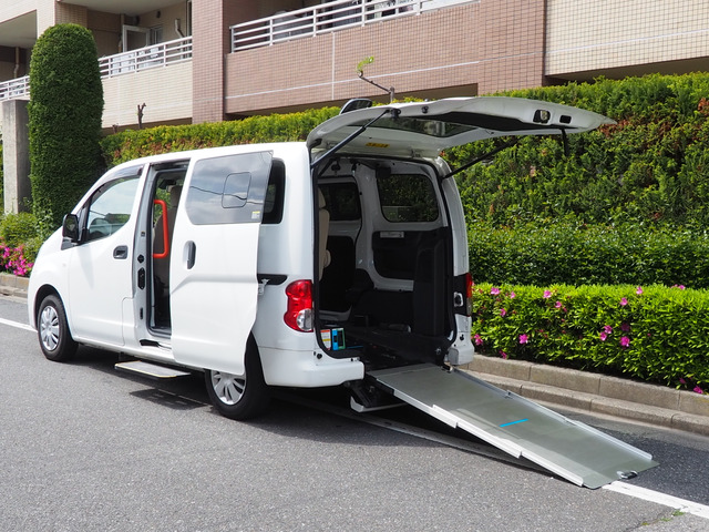 NV200バネットバン  チェアキャブ 車いす2名仕様 2名+4名