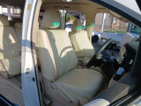 運転席も広々としており、快適にドライブを楽しめますよ〜!!