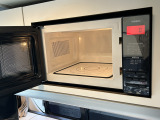 クルマ旅にとても便利な電子レンジもインストール!