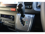 ☆シフトレバーも操作しやすい位置にございます!