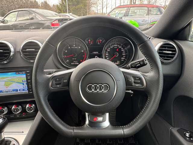 アウディ TTクーペ 2.0 TFSI クワトロ 4WD Sラインパックパドルシフト