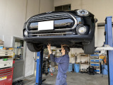 bobでは自社整備工場完備で、一級自動車整備士が常駐しています!お客様の納車車両の点検整備をさせて頂いております。もちろん在庫車両は点検済みで店頭に並んでいますので全車安心して試運転して頂けます。