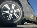 足元にはスタイリッシュなアルミホイール!