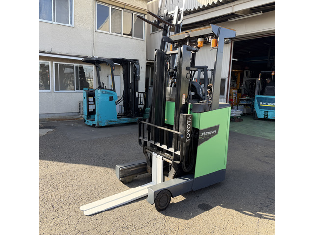 トヨタL&F 電動フォークリフト 900キロ 3m 免許不要