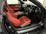 ヴァーネスカレザーのマグマ・レッド(デザインステッチ付)とブラックで配色されたスポーティーなインテリアは使用感の無いとても美しいコンディションです。フロアマットまで汚れのない美しさを保っています。