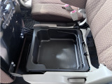 助手席下に収納ボックスあります。