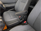 運転席にはアームレストが備わっております。リラックスした姿勢での運転が可能ですよ。
