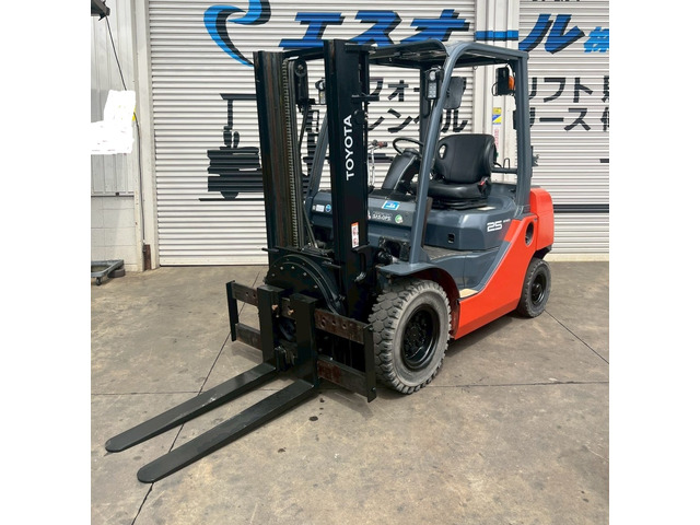 トヨタL&F エンジンフォークリフト 3.0M2.5t全回転フォーク