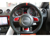 ☆内装にもしっかりとこだわりがあり、ステアリングもアルカンターラで張替されています!