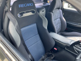 運転席はレカロ製セミバケットシートに変更