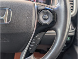 ステアリング右側にはクルーズコントロールのスイッチを配置。高速道路などでの運転では便利な装備品となります。