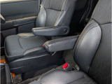 運転席と助手席にはアームレスト付になりますので、ゆったりとした姿勢でくつろげるので快適です。