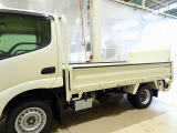 荷台内寸:312&times;160&times;38 三方開 スチールボディ 左右アオリ上部プロテクター 鳥居作業灯1個 アーム式PG/600kg付