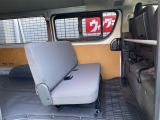 リアシートは使用感はありますが当店は全車クリーニングを実施しておりますので、とても綺麗な状態です!車内は広々としていて、ゆったりとした3人乗りです!お出かけにも大活躍!