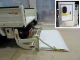 荷台内寸:312&times;160&times;38 三方開 スチールボディ 左右アオリ上部プロテクター 鳥居作業灯1個 アーム式PG/600kg付