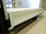 荷台内寸:312&times;160&times;38 三方開 スチールボディ 左右アオリ上部プロテクター 鳥居作業灯1個 アーム式PG/600kg付