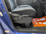 運転席の座面はレバー操作により上下調整が可能です。座面を高くすれば前方の視界が更に確保されるので運転がし易くなりますよ!