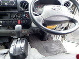 AT車なので、クラッチ操作が不要で運転時の負担が軽減され、安定した燃料消費量で運行できます。