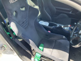 運転席はレカロのフルバケットシートです
