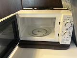 クルマ旅にとても便利な電子レンジもインストール!