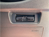ETC車載器は運転席足元の収納箇所にビルトイン。カードの出し入れがしやすいですしカードを挿したままでも車外から見えないので防犯上も安心ですよ。