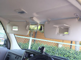 UVカットグリーンガラスや防眩式ルームミラー、運転席&助手席バニティーミラー、ルームランプ[前席/後席/ラゲッジ]、キー連動室内照明システム、ショッピングフックなど快適装備も充実しております!!